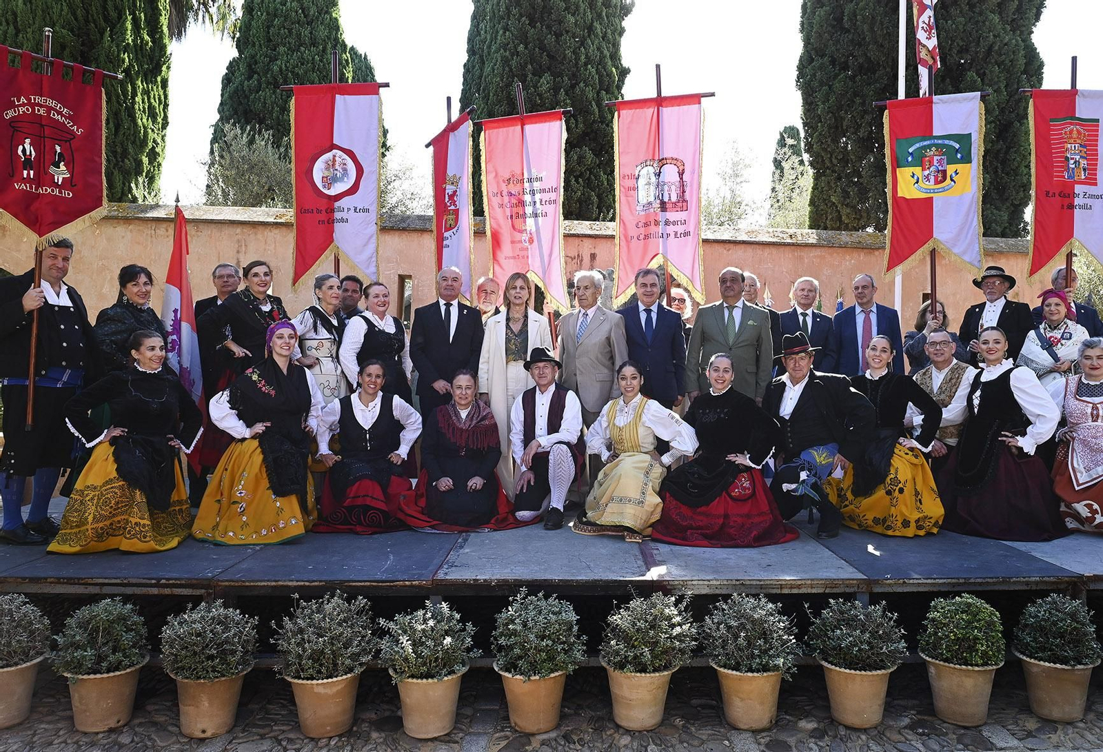 María José García-Pelayo, con los participantes en el XV Encuentro de Casas Regionales de Castilla y León.