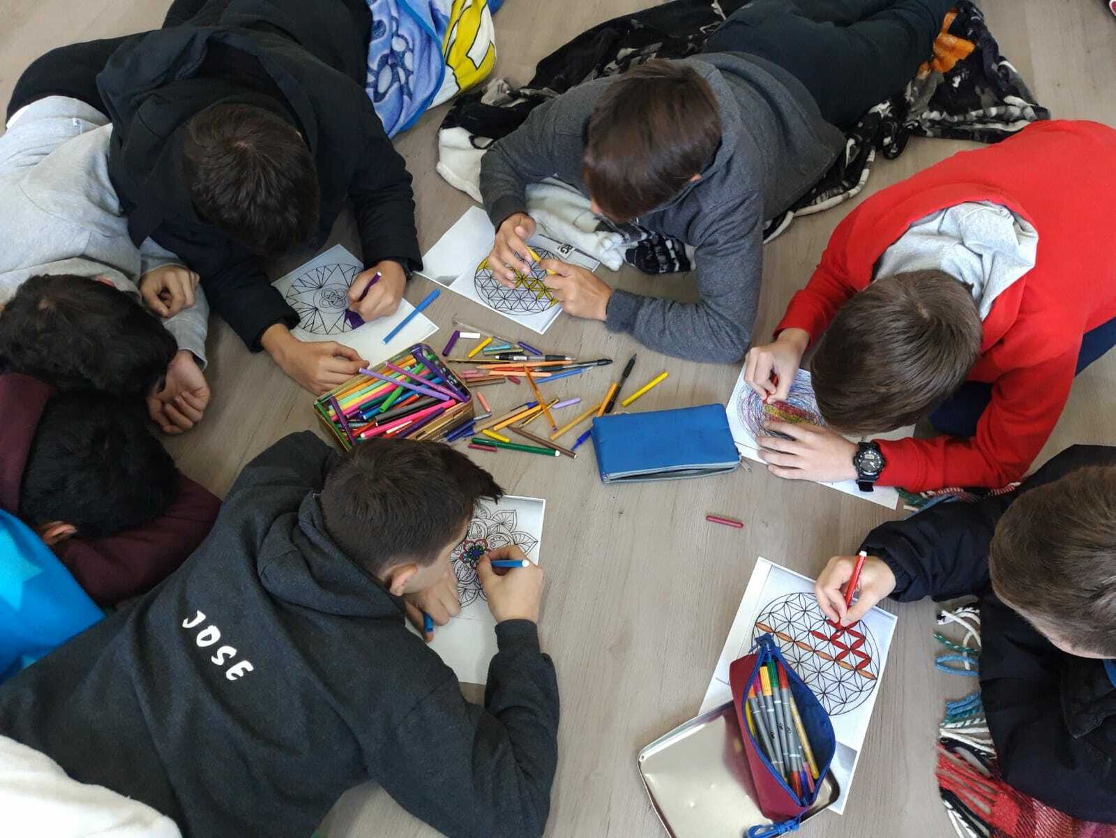 Alumnos del IES Fuerte de Cortadura pintan mandalas en el Aula Emocional.