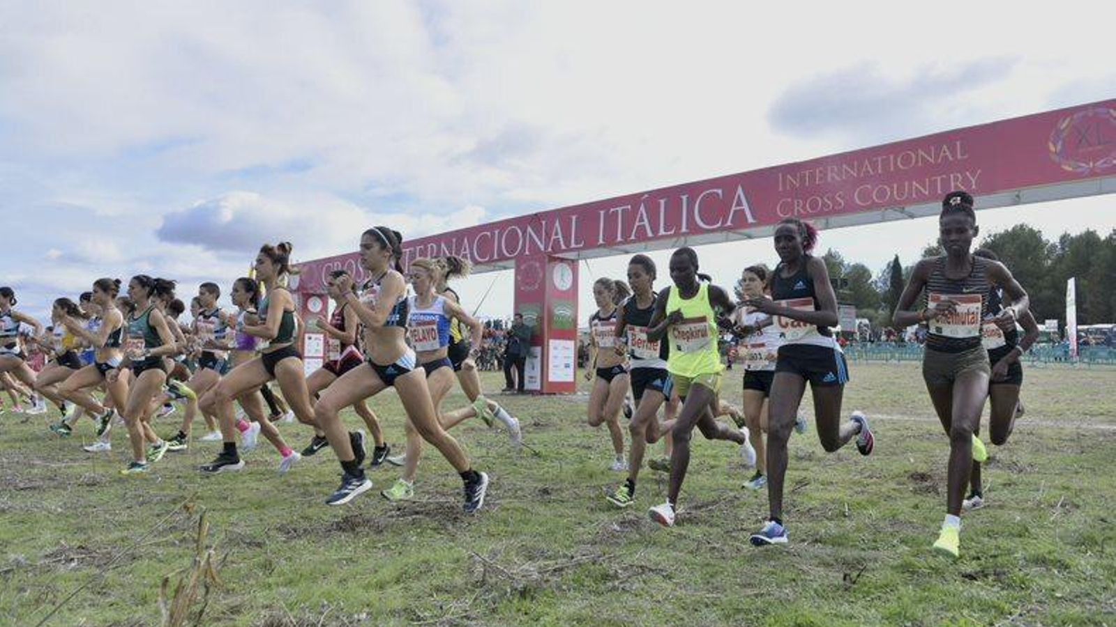 Momento de la salida de la prueba internacional femenina.