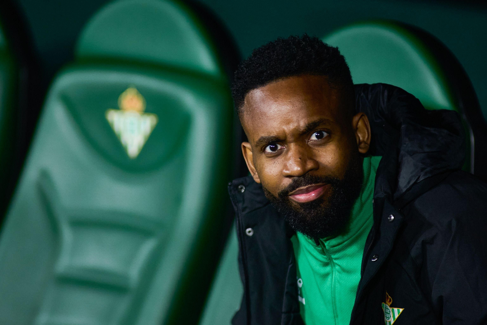Bakambu, en el banquillo del Betis antes del inicio del encuentro ante el Alavés en el Benito Villamarín.
