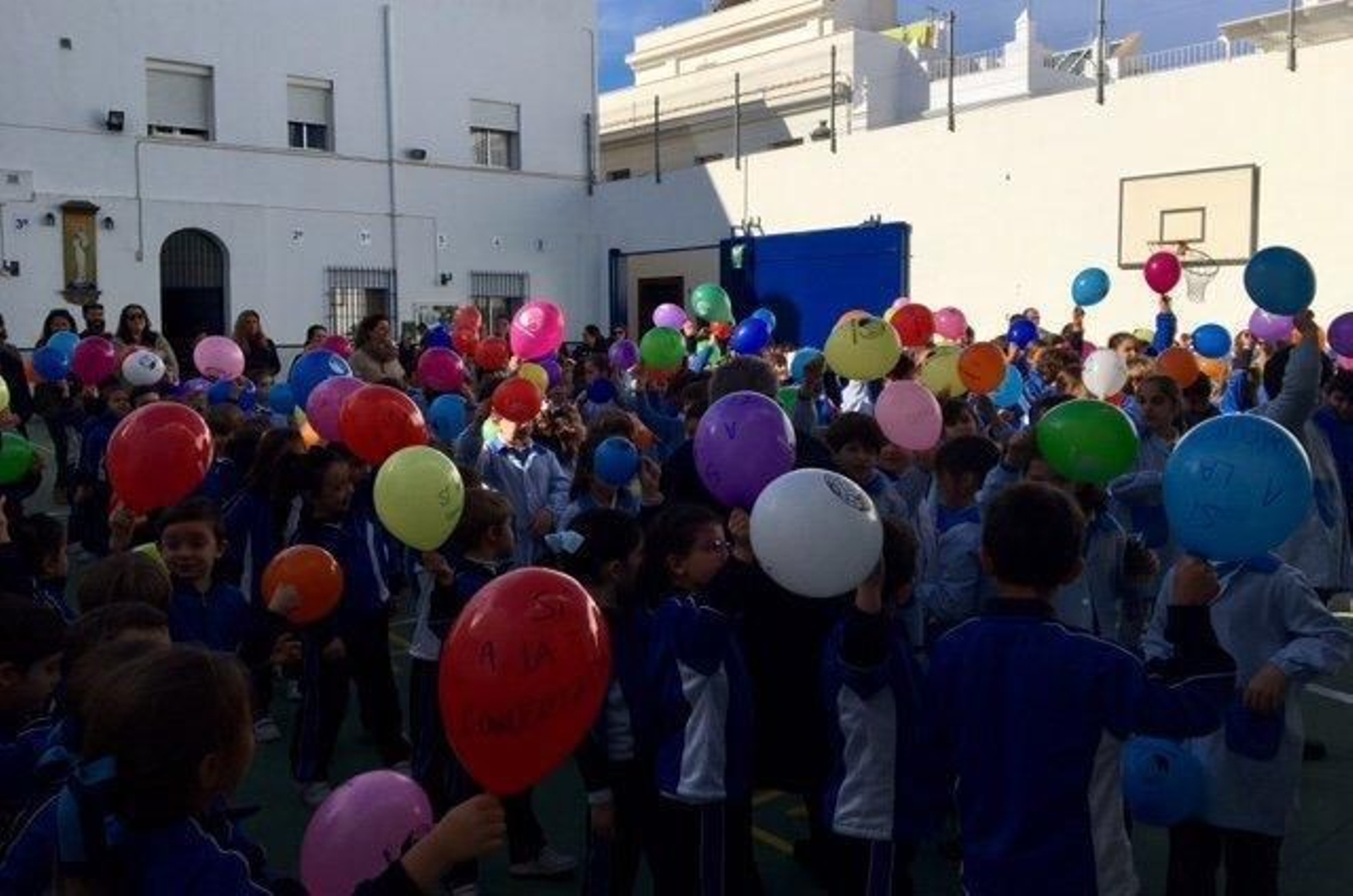 El colegio Niño Jesús de Chiclana se adelantó ayer a las concentraciones fijadas para hoy y reunió a alumnos y profesores para la lectura de un manifiesto.