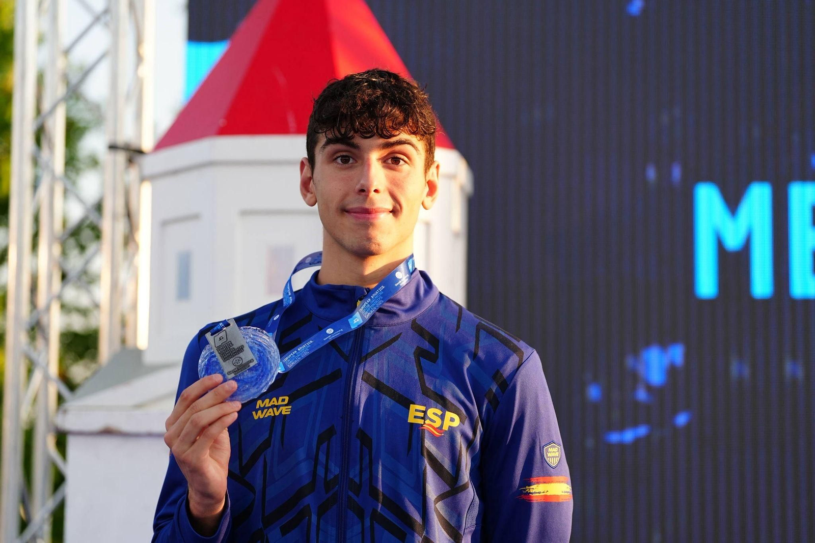 Cristóbbal Vargas posa con la medalla de plata en la prueba de 400 estilos