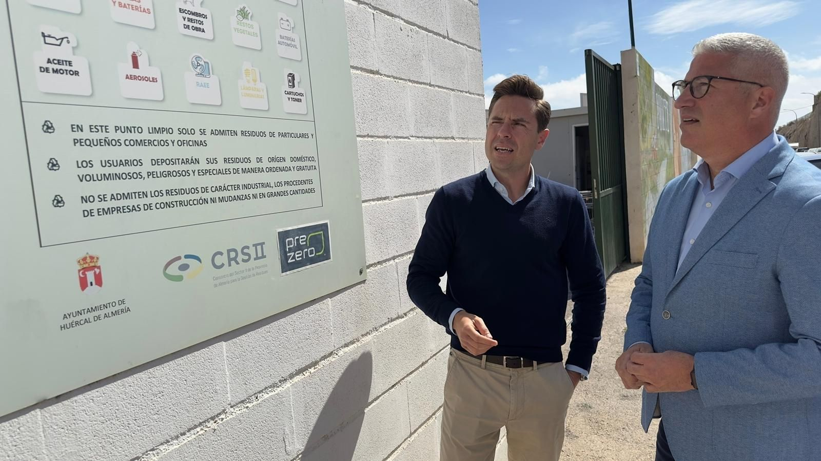 Responsables del Consorcio de Residuos en el Punto Limpio de Huércal de Almería.