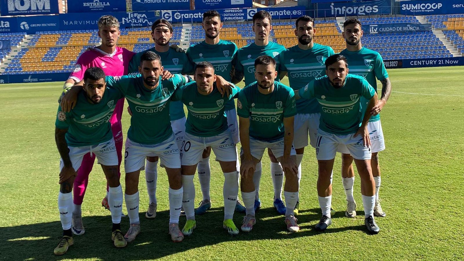 Formación inicial del Villanovense en su partido con el UCAM Murcia