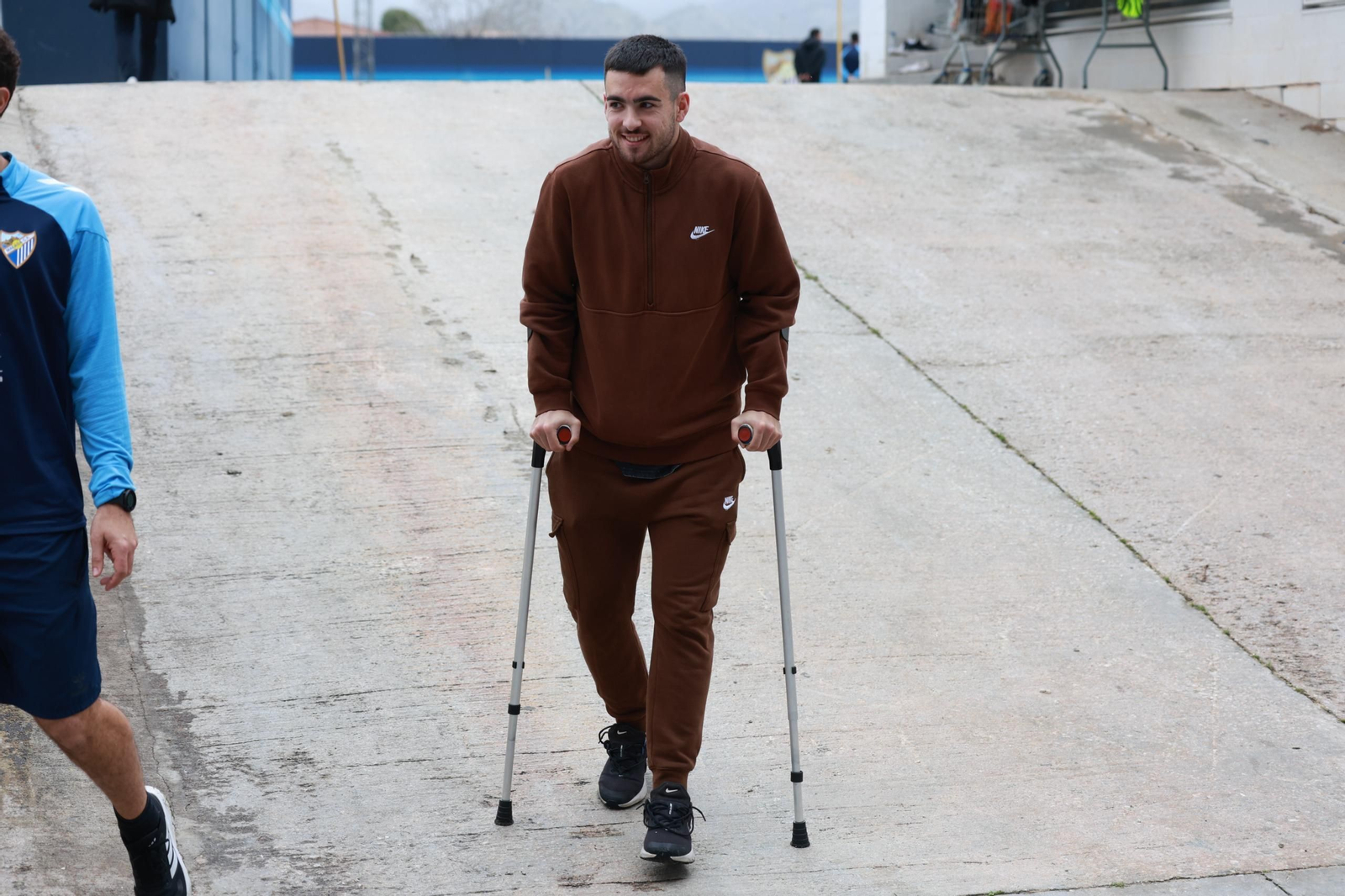 Ramón Enríquez: El capitán reaparece en muletas y sonriente