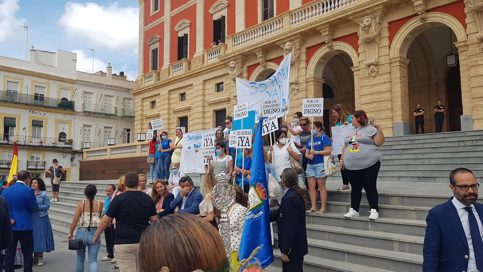 Protesta de las trabajadoras de ayuda a domicilio al paso de la hermandad del Rocío por el Ayuntamiento de San Fernando.