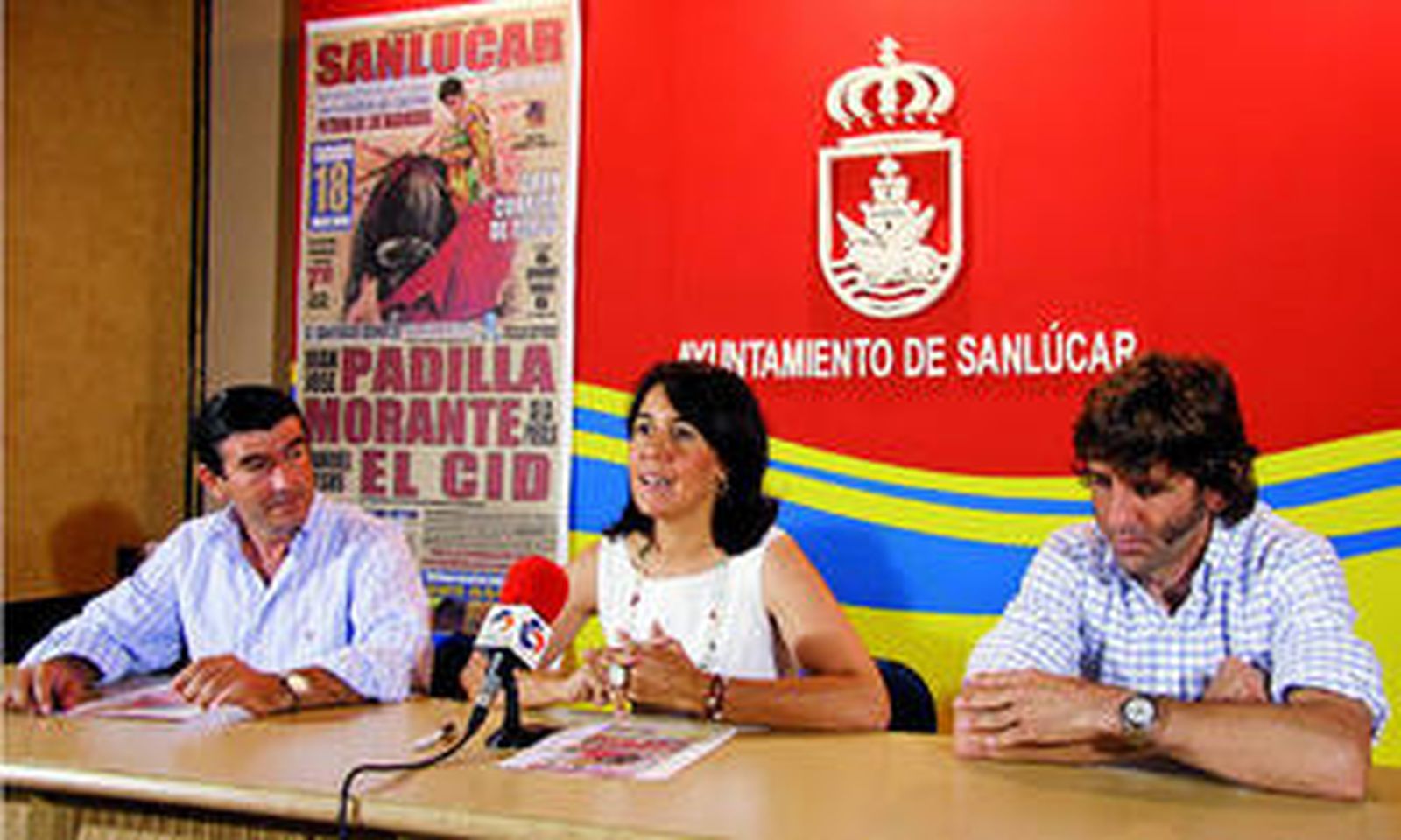 El empresario, María José Valencia y el espada Padilla, en la presentación