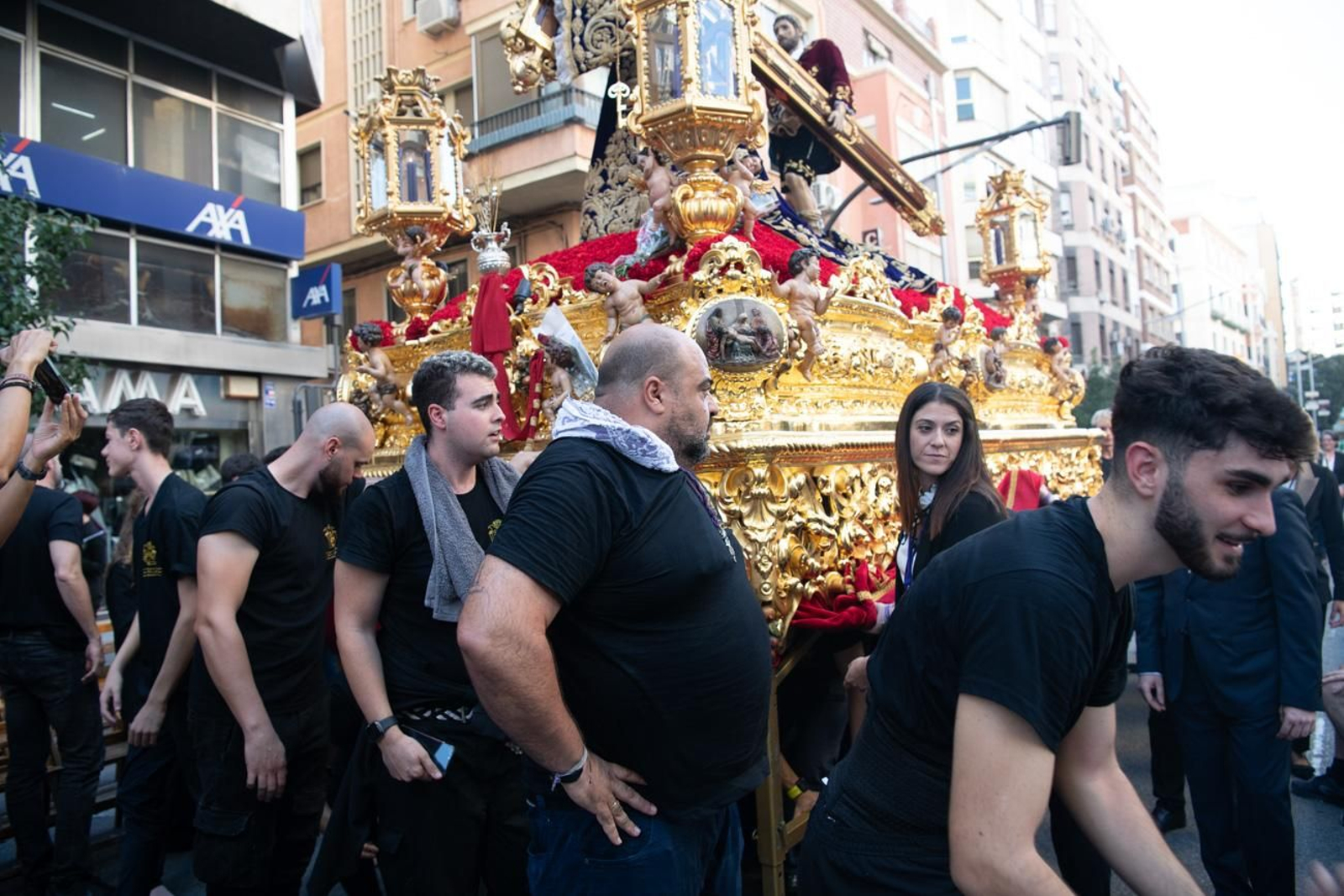 El pueblo de Jaén abraza con solemnidad a El Abuelo en la Magna, en imágenes