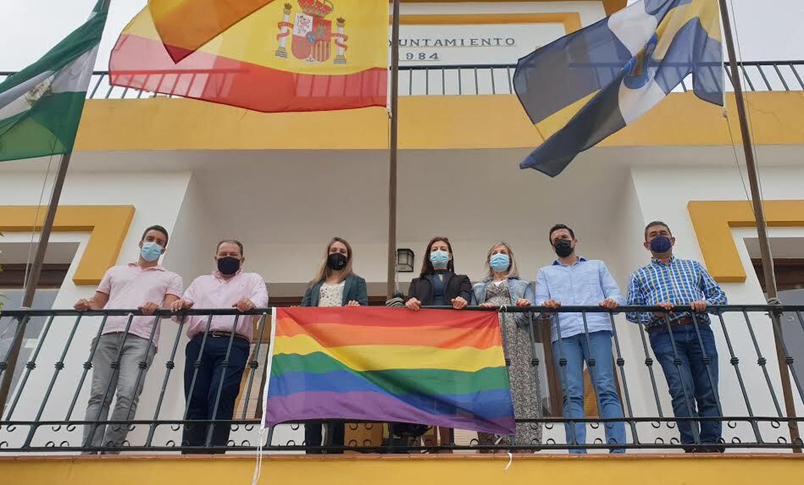 Fachada del Ayuntamiento de Aljaraque con la bandera arcoíris