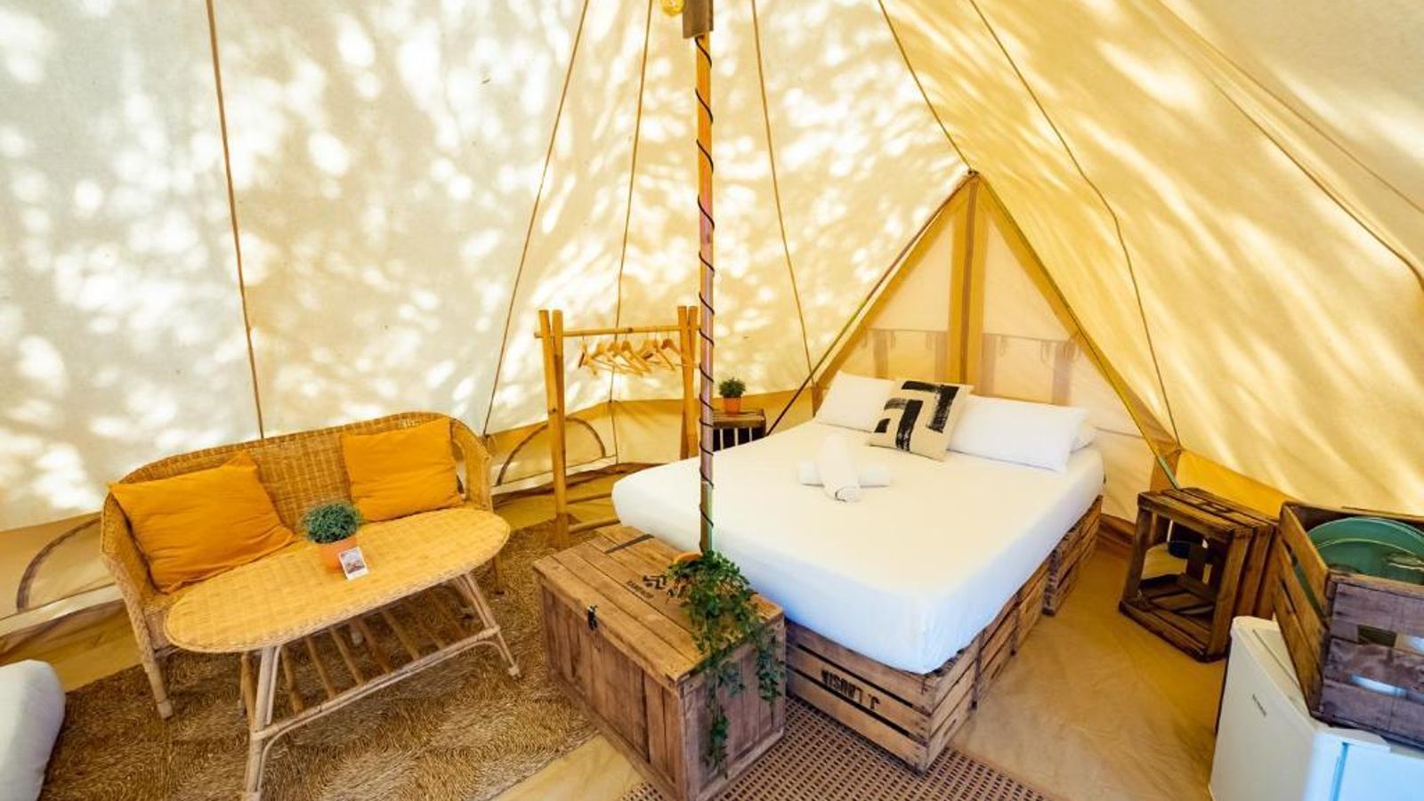 Interior de uno de los glamping de Kamping Oh Tarifa