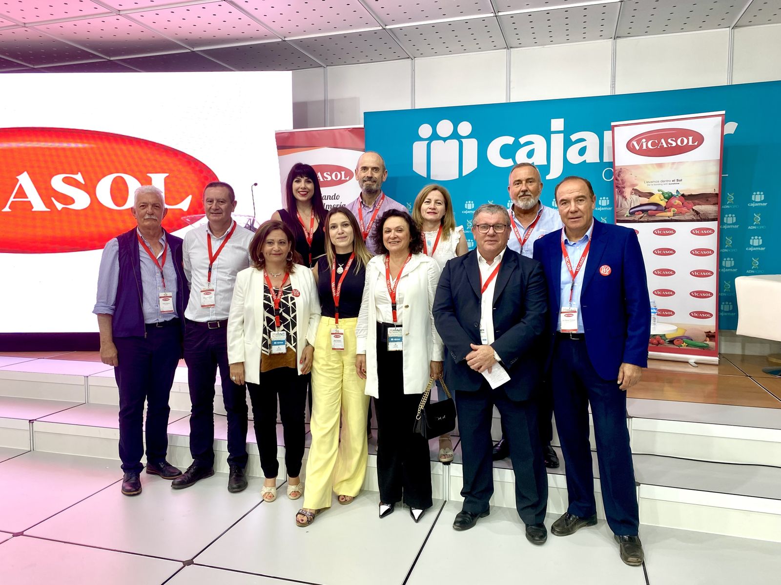 Foto de familia de la comitiva de Vicasol tras la presentación de sus jornadas.