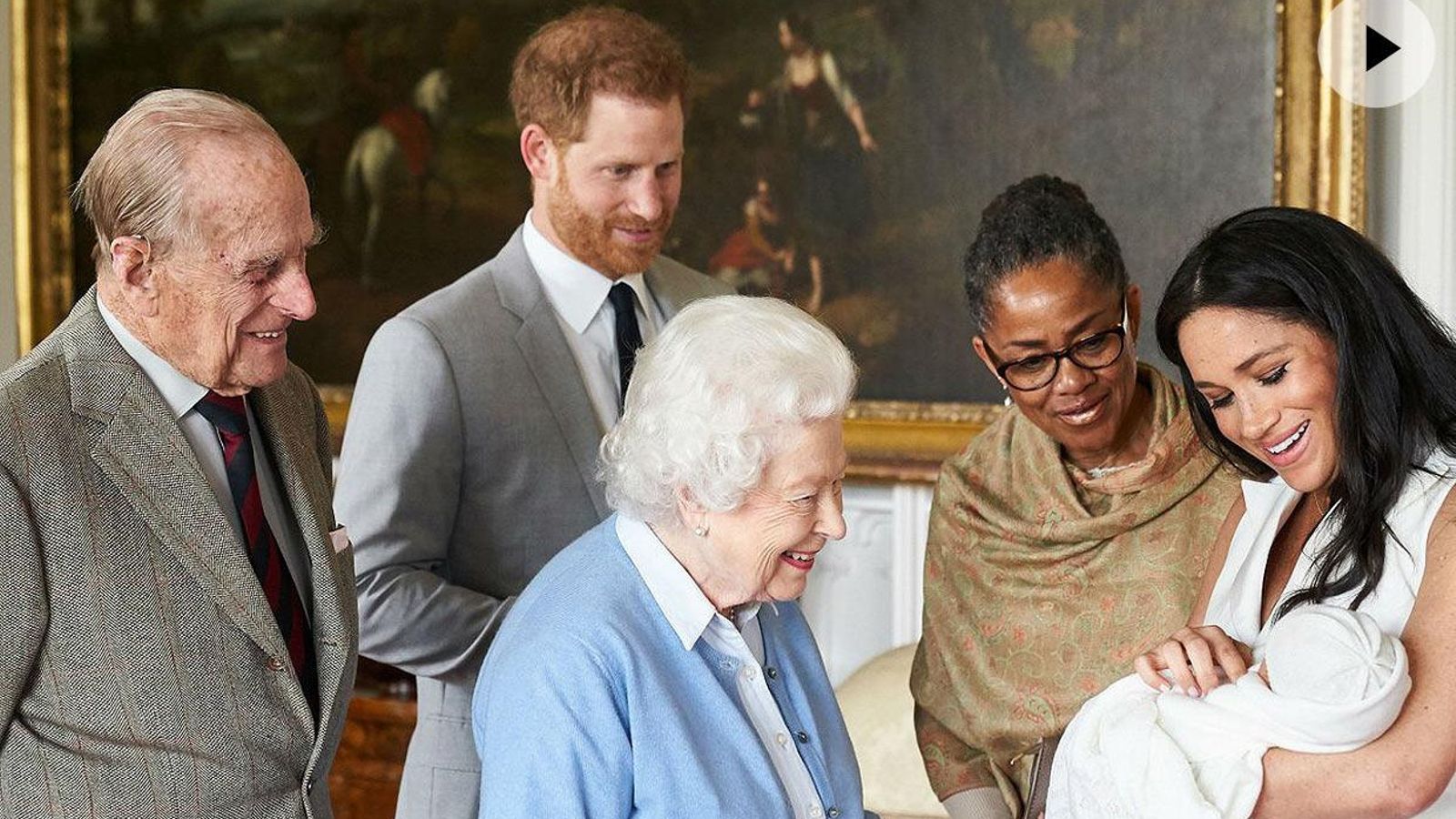 Foto oficial del nacimiento de Archie, con Isabel II y el duque de Edimburgo con el primer hijo de los duques de Sussex.