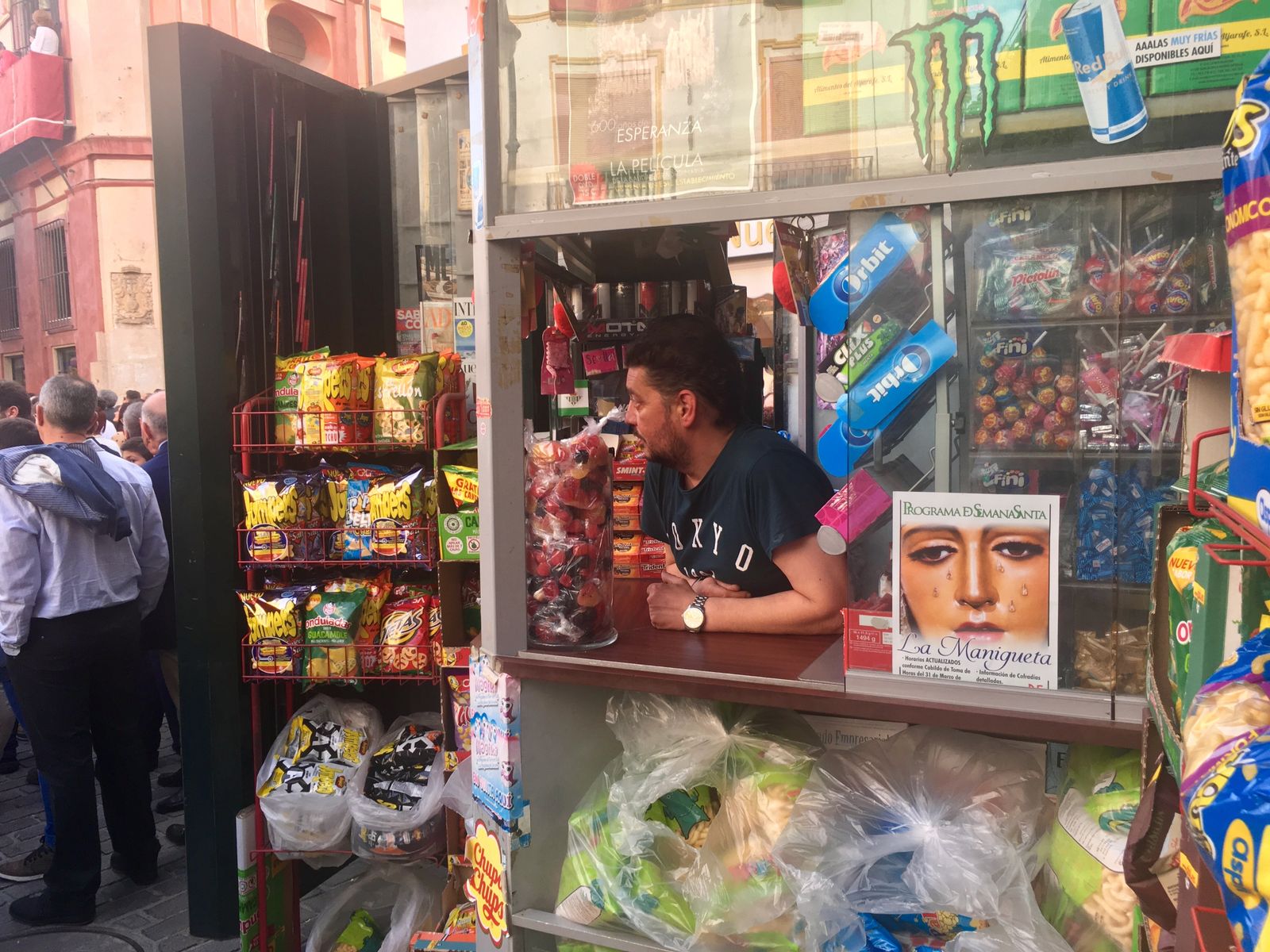 Aspecto que presenta estos días un quiosco del centro de Sevilla.