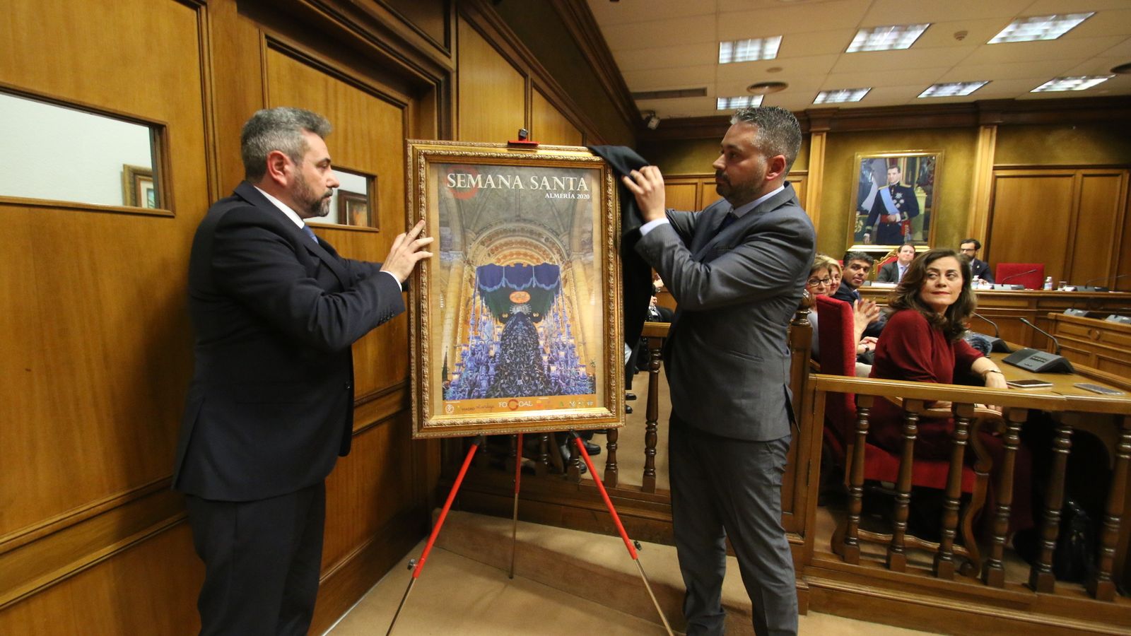 Momento en el que se descubre el cartel.