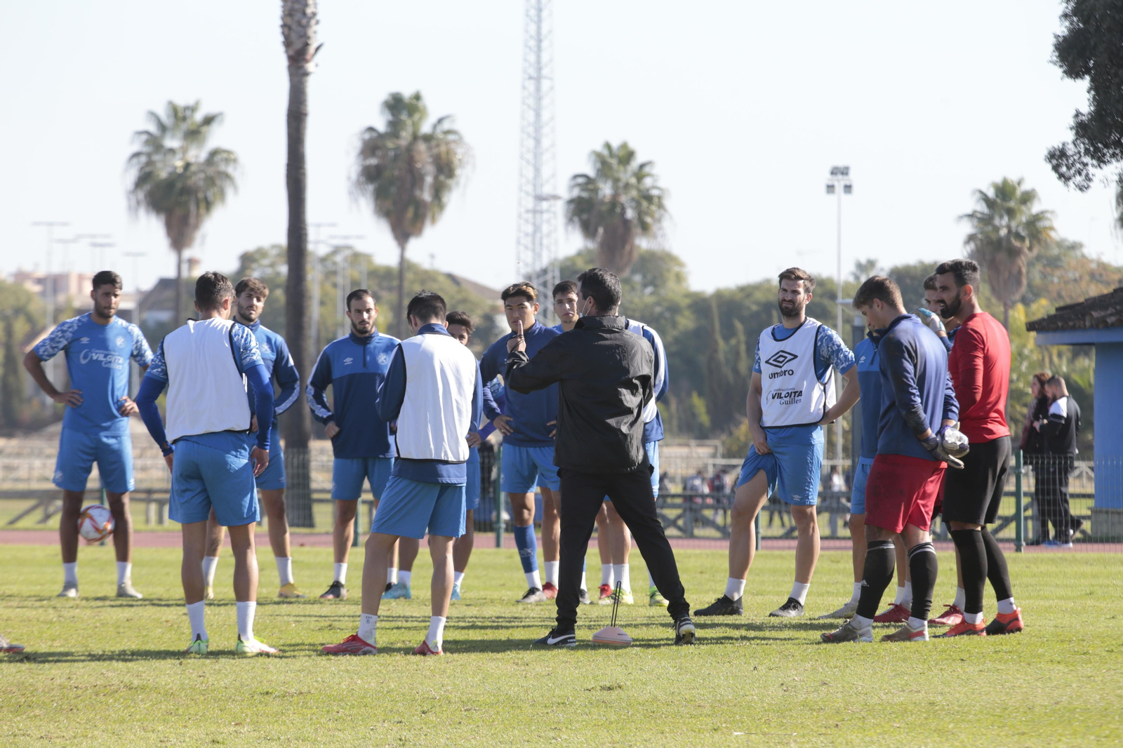 Pérez Herrera conversa con sus jugadores en el Pepe Ravelo.