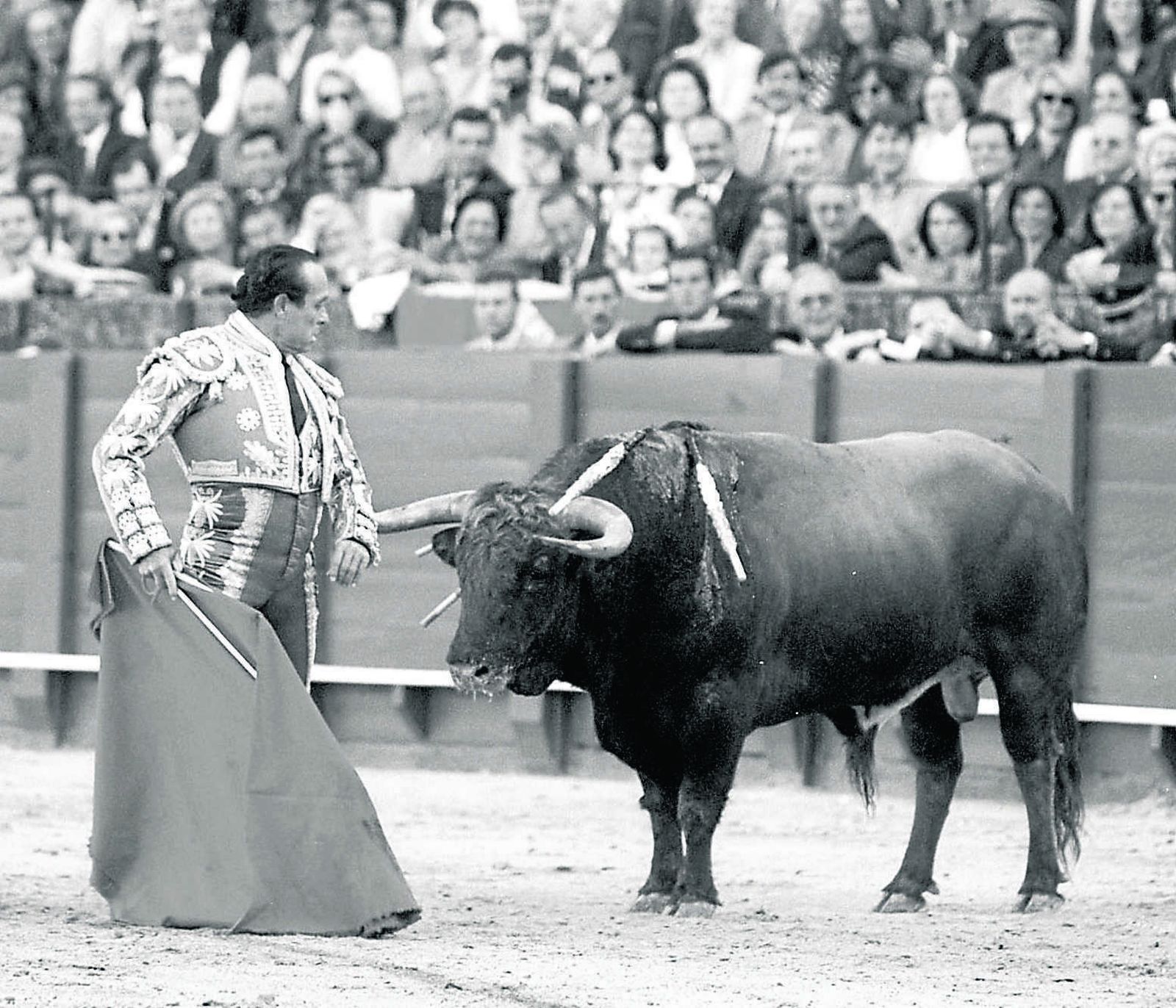 Curro se arrima a 'Sigiloso', un gran toro de Juan Pedro, para dar su último recital y cortarle las dos orejas.