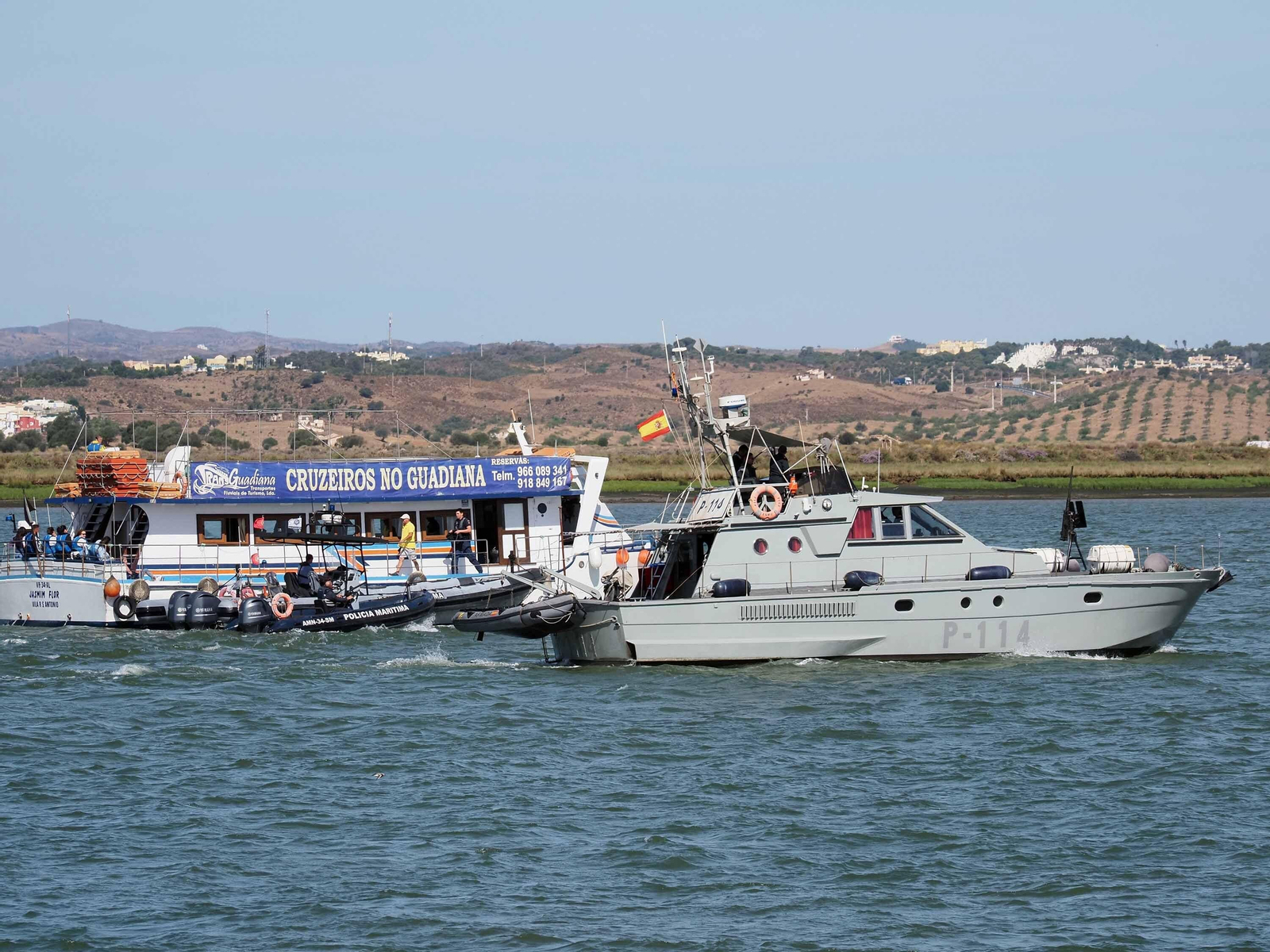 Las mejores imágenes del choque entre un ferry y un pesquero en medio del Guadiana