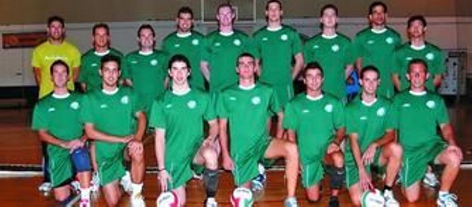 La plantilla del CV Puerto Real posa antes de la sesión de trabajo de ayer en el Pabellón Municipal.