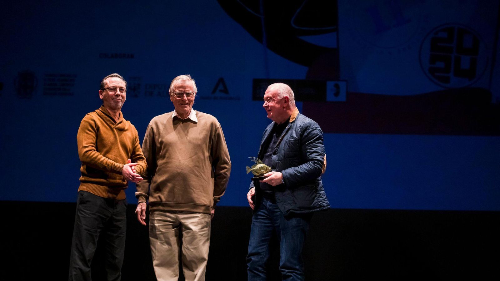 Peter Beale entrega uno de los premios en presencia de Ignacio Mañas.