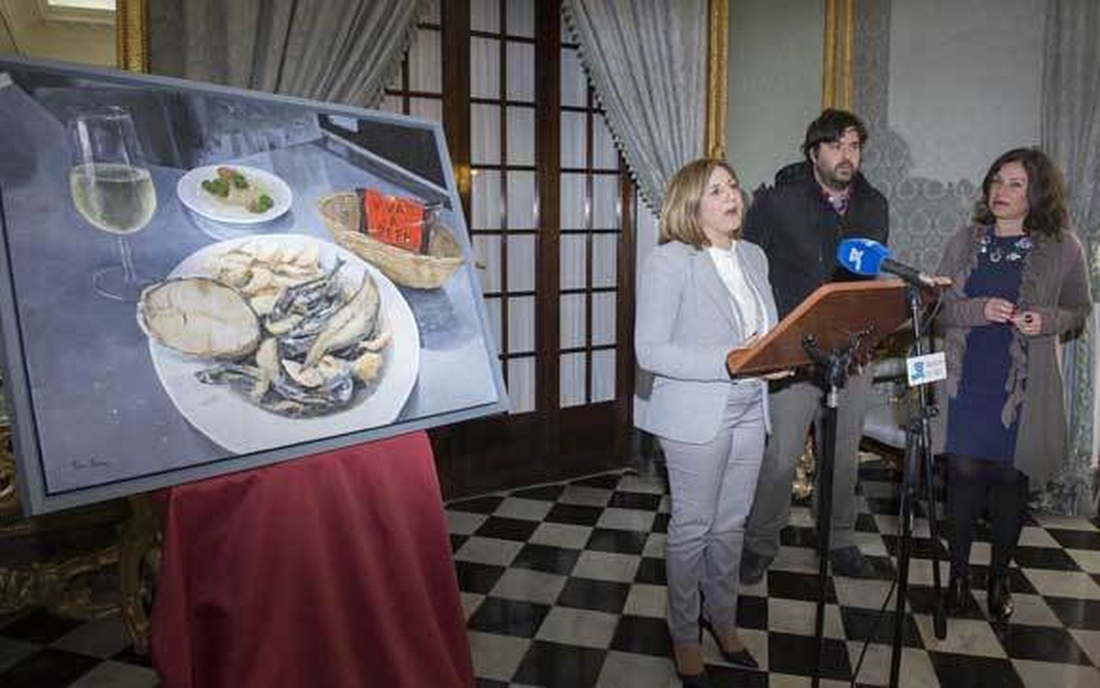 Irene García presenta la imagen que ilustrará el cartel del Día de la Provincia junto a su autor, Pepe Baena, y Maribel Peinado.