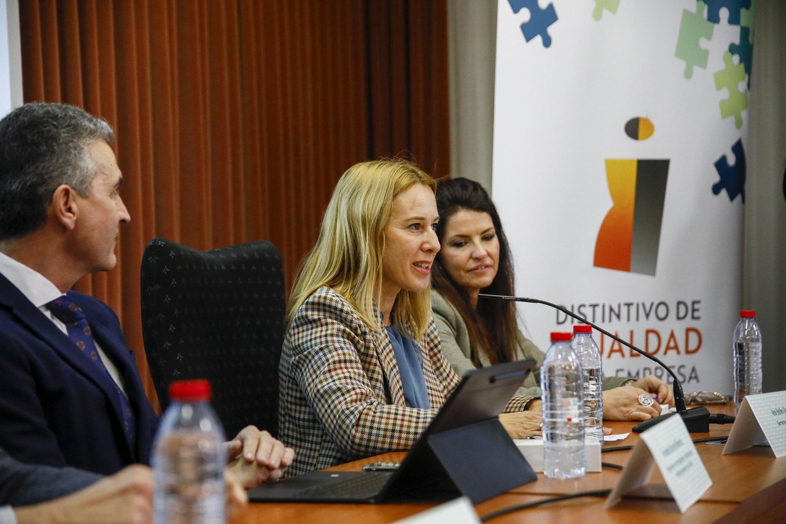 Imágenes de la enterga de certificado de profesionalidad de limpieza de superficies y mobiliarios de VerdiBlanca en la Universidad de Almería