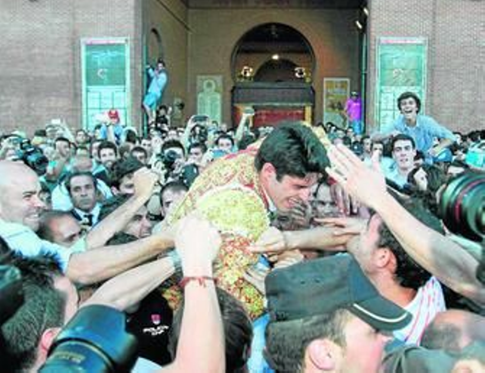 Alejandro Talavante, en su multitudinaria salida a hombros en la corrida de la Beneficencia. Alejandro Talavante, en su multitudinaria salida a hombros en la corrida de la Beneficencia.