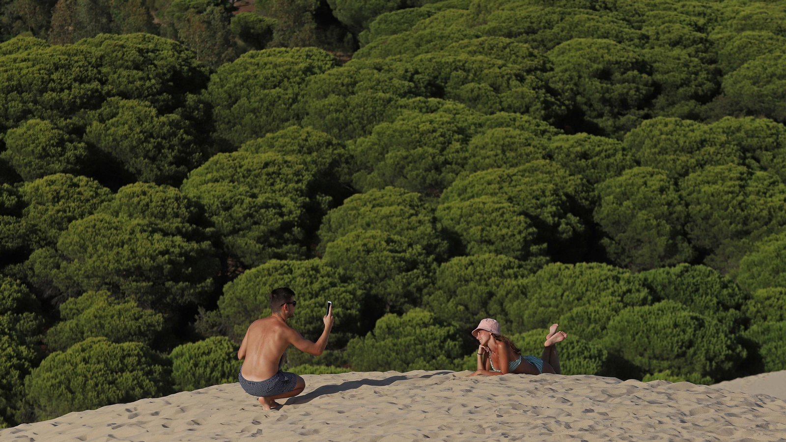 Dos personas en la duna de Bolonia.