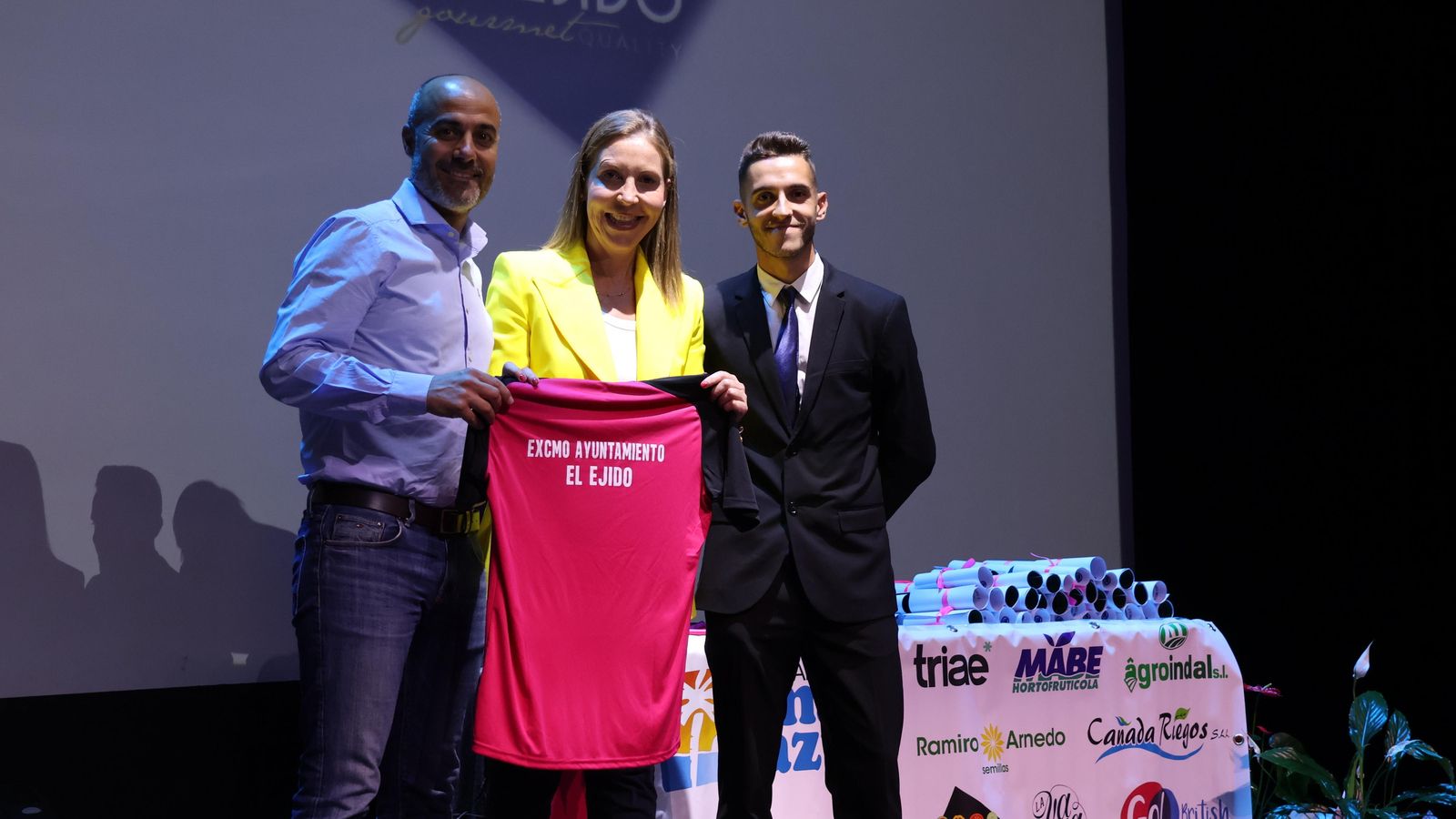 La entidad ejidense hizo entrega de una camiseta del club a la concejal de Deportes.