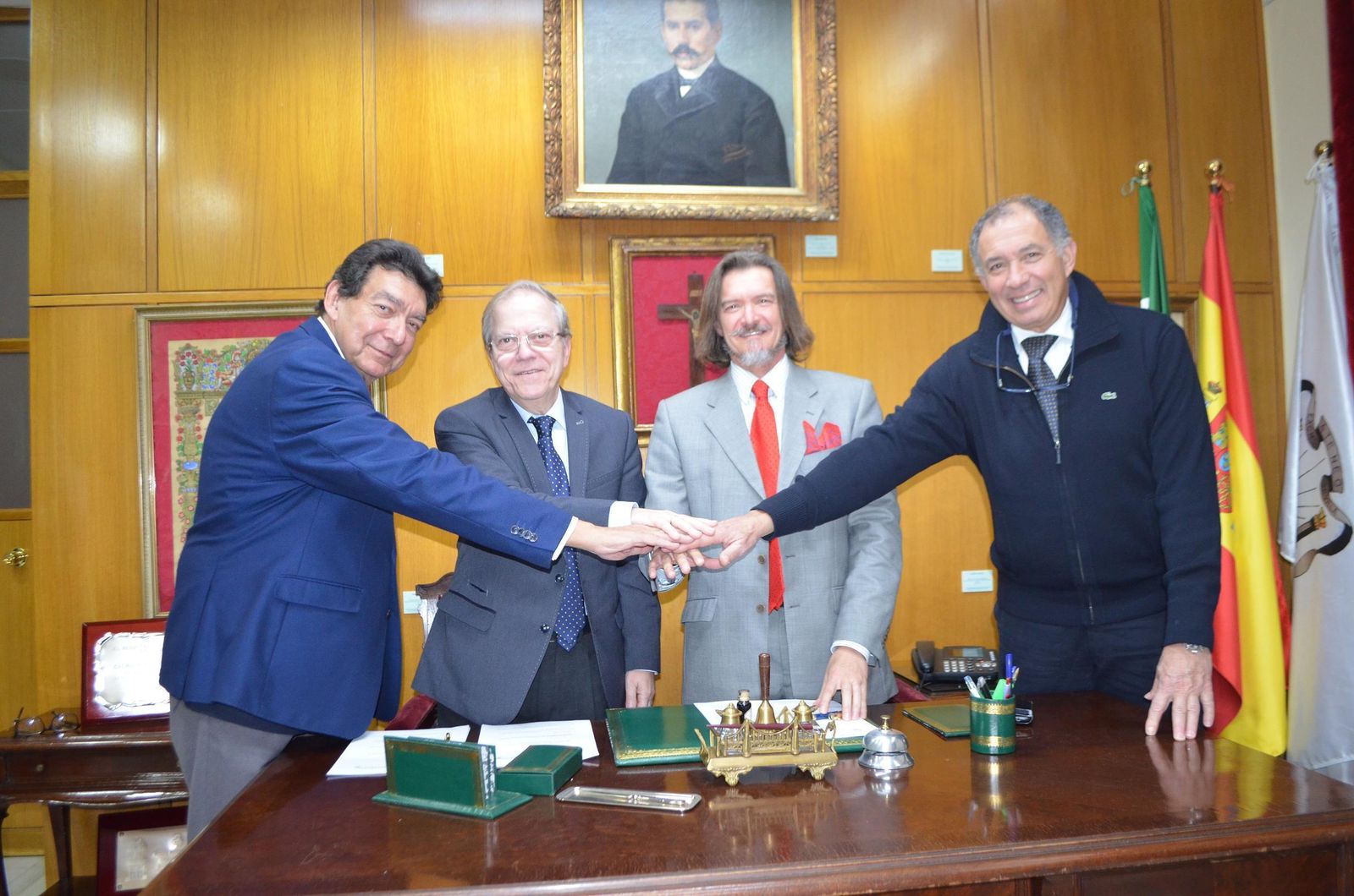 Representantes del Ateneo de Sevilla y la Fundación Eduardo Domínguez Lobato, en la firma del acuerdo para la edición de los sellos conmemorativos.