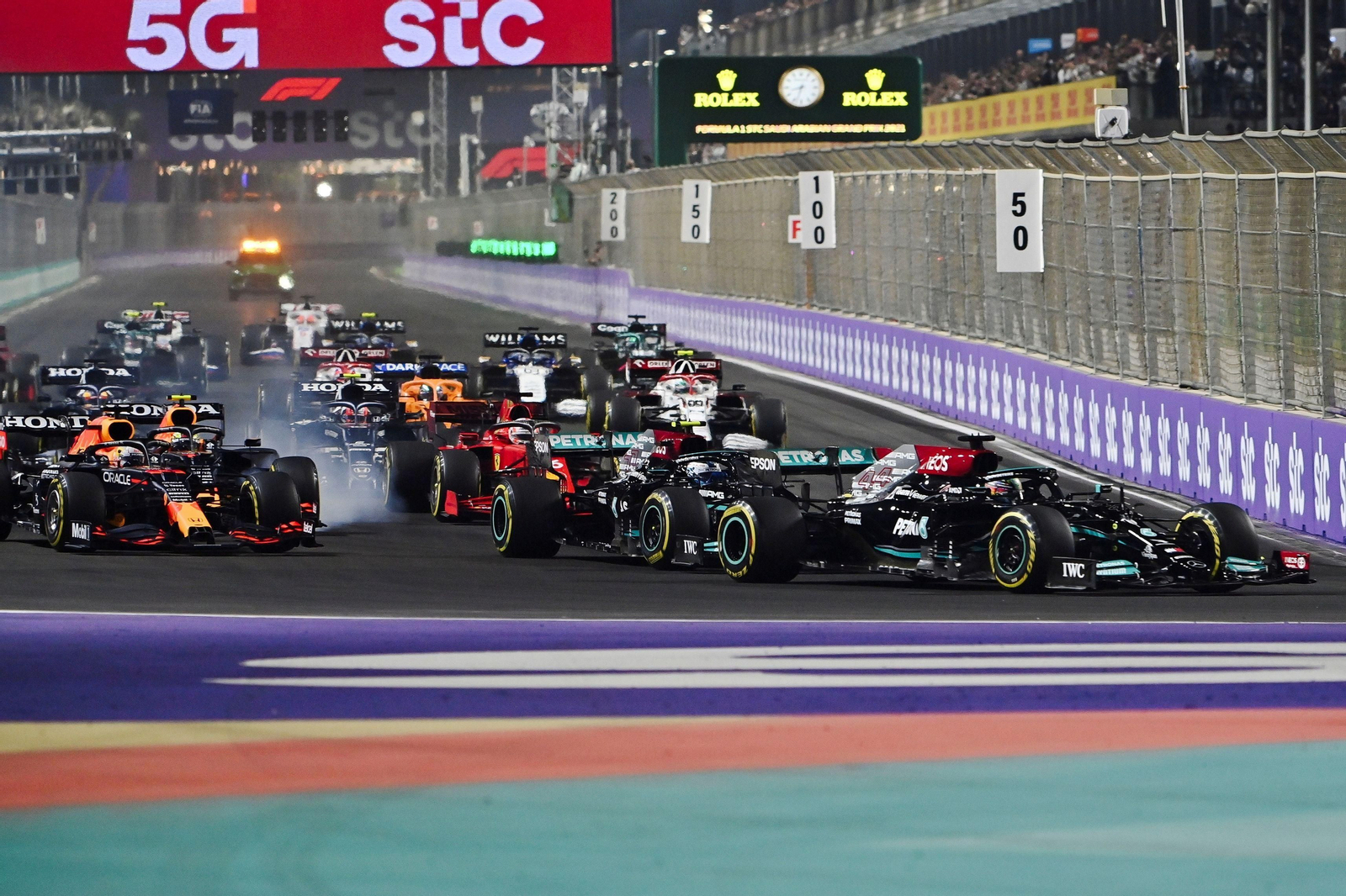 Hamilton rueda por delante de Verstappen en la carrera del pasado fin de semana en Yeda.