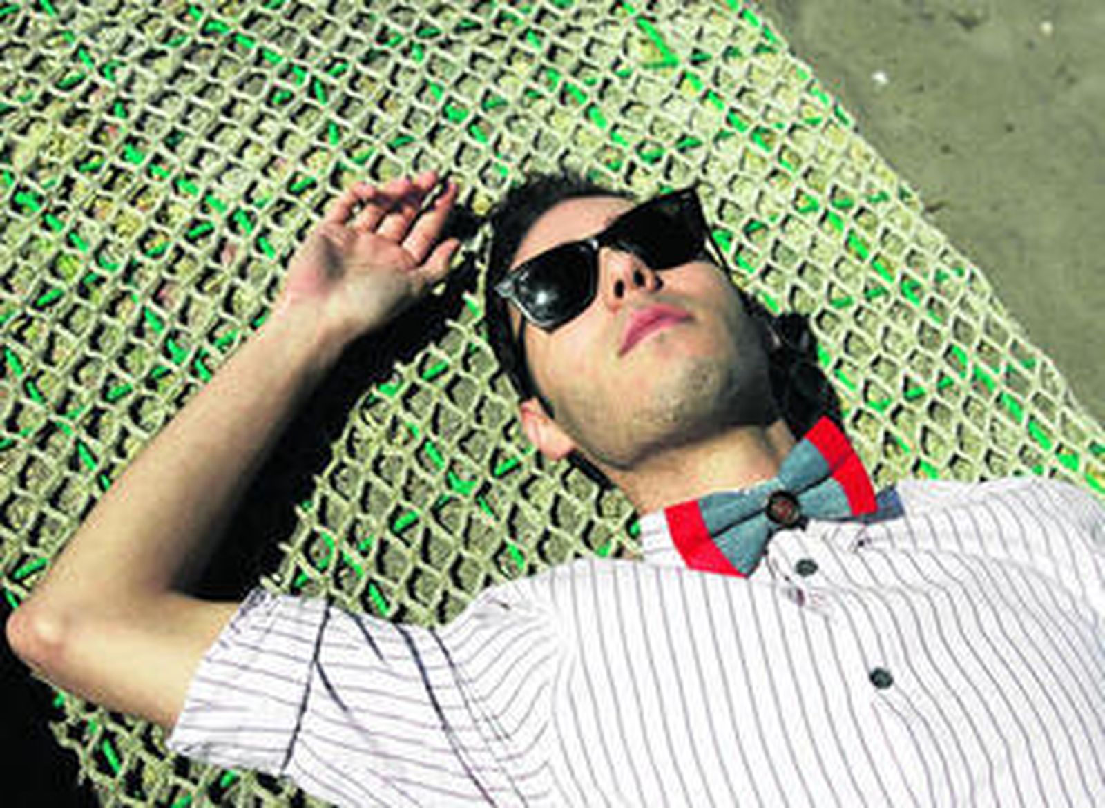 Desde la web 'www.baronibowtie.com' pueden crearse distintos conjuntos de ropa acompañados de una pajarita.