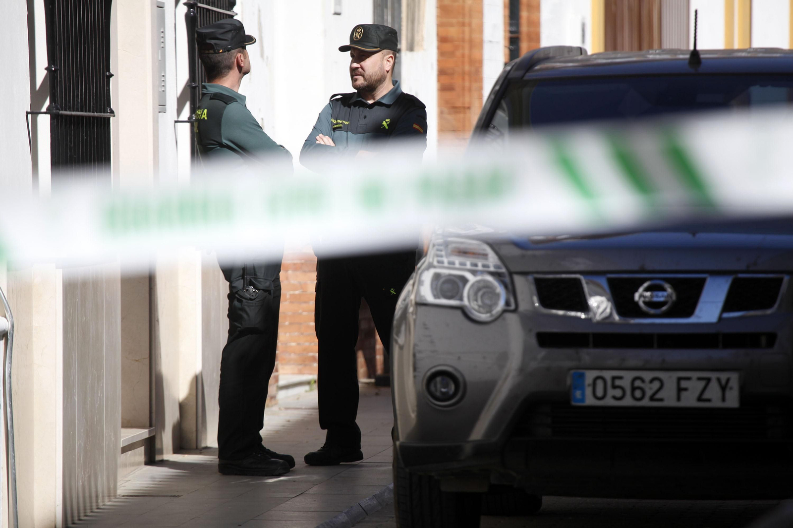 Dos guardias civiles custodian el número 9 de la calle Delgado Hernández de Bollullos, ayer.