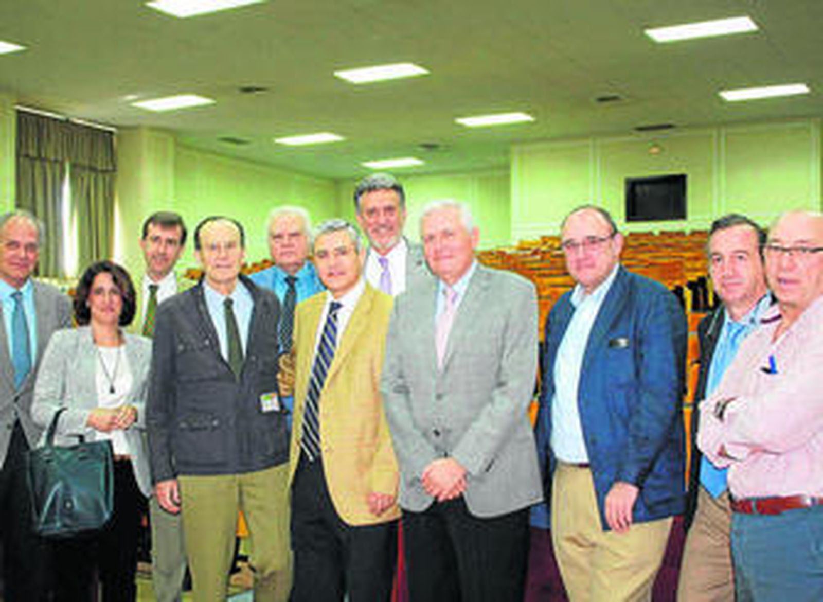 Participantes en el encuentro, ayer, en el Clínico.
