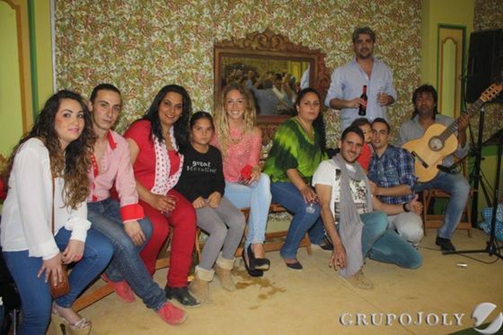 Los integrantes del cuadro flamenco que actúa en la caseta Revuelo, una de las más animadas del recinto y que está destacando además por su buena cocina. 

Foto: Diario de Cádiz