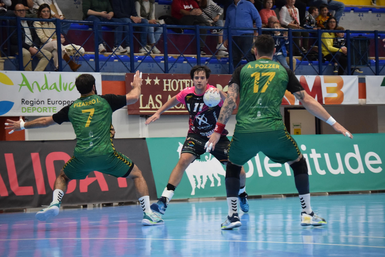 Luisfe es presionado por dos jugadores del Rebi Cuenca.