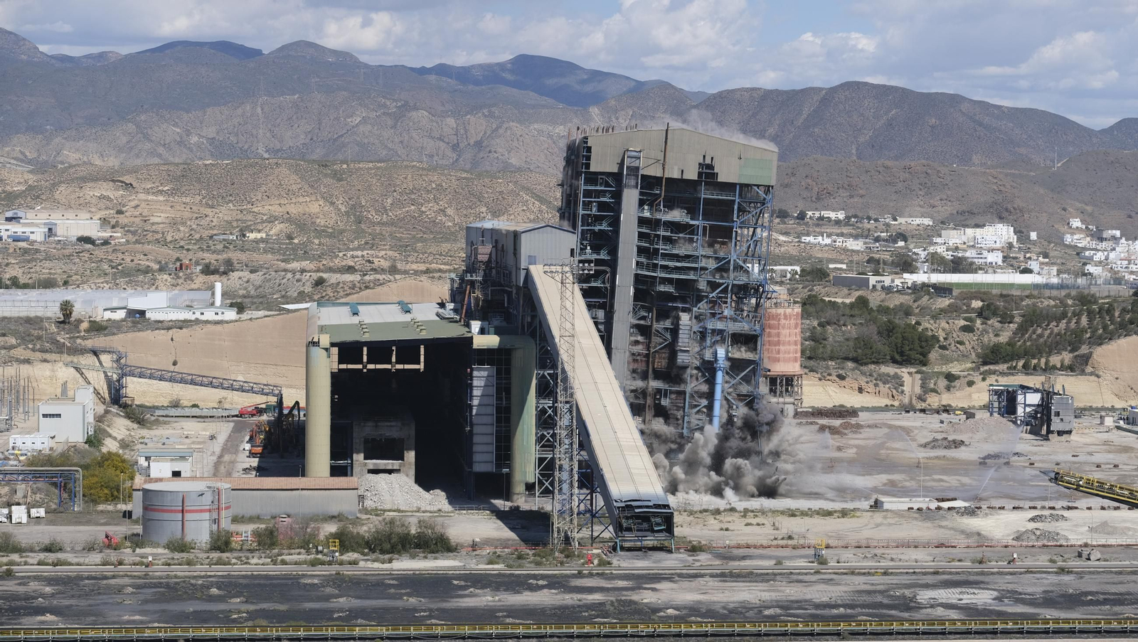 La voladura-demolición de la central térmica de Endesa en Carboneras, en imágenes