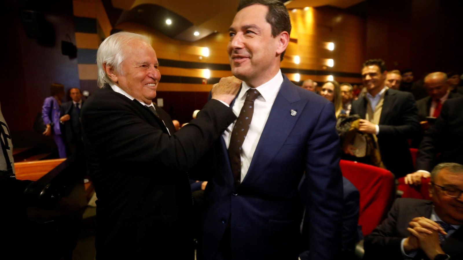 El Cordobés junto a Juanma Moreno, en un homenaje al V Califa del toreo.