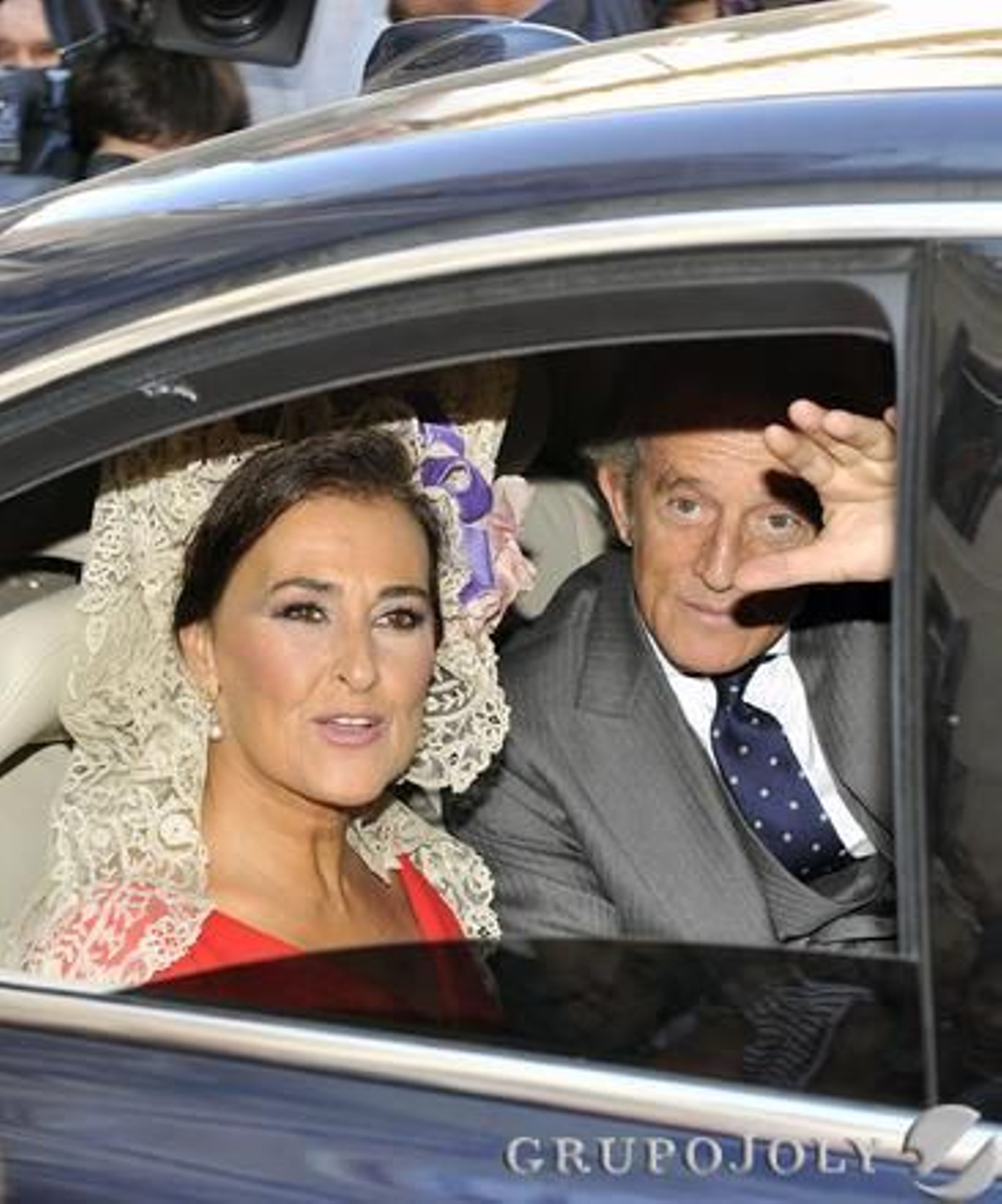 Alfonso Díez a su llegada al Palacio junto a Carmen Tello

Foto: Juan Carlos Vázquez