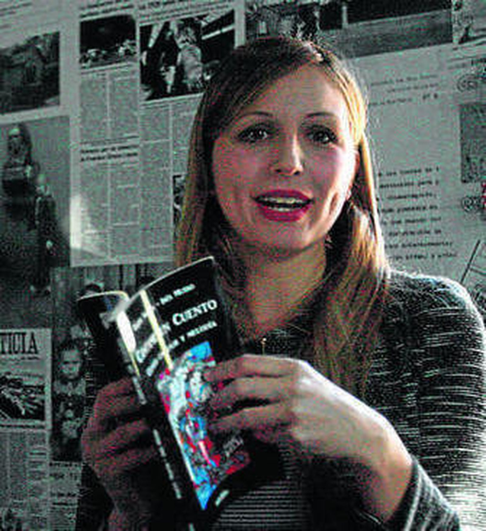 Raquel Martín, ayer, leyendo un cuento en la Casa del Guarda. A la derecha, Inés Musso tocando la flauta.