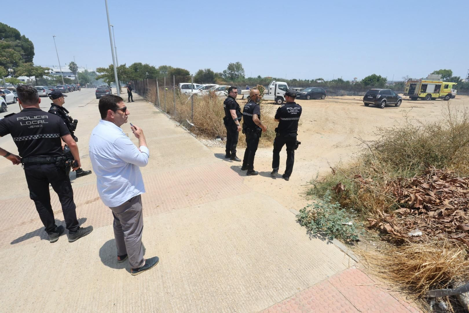 Incendio de pastos junto a la avenida de Espera en Jerez