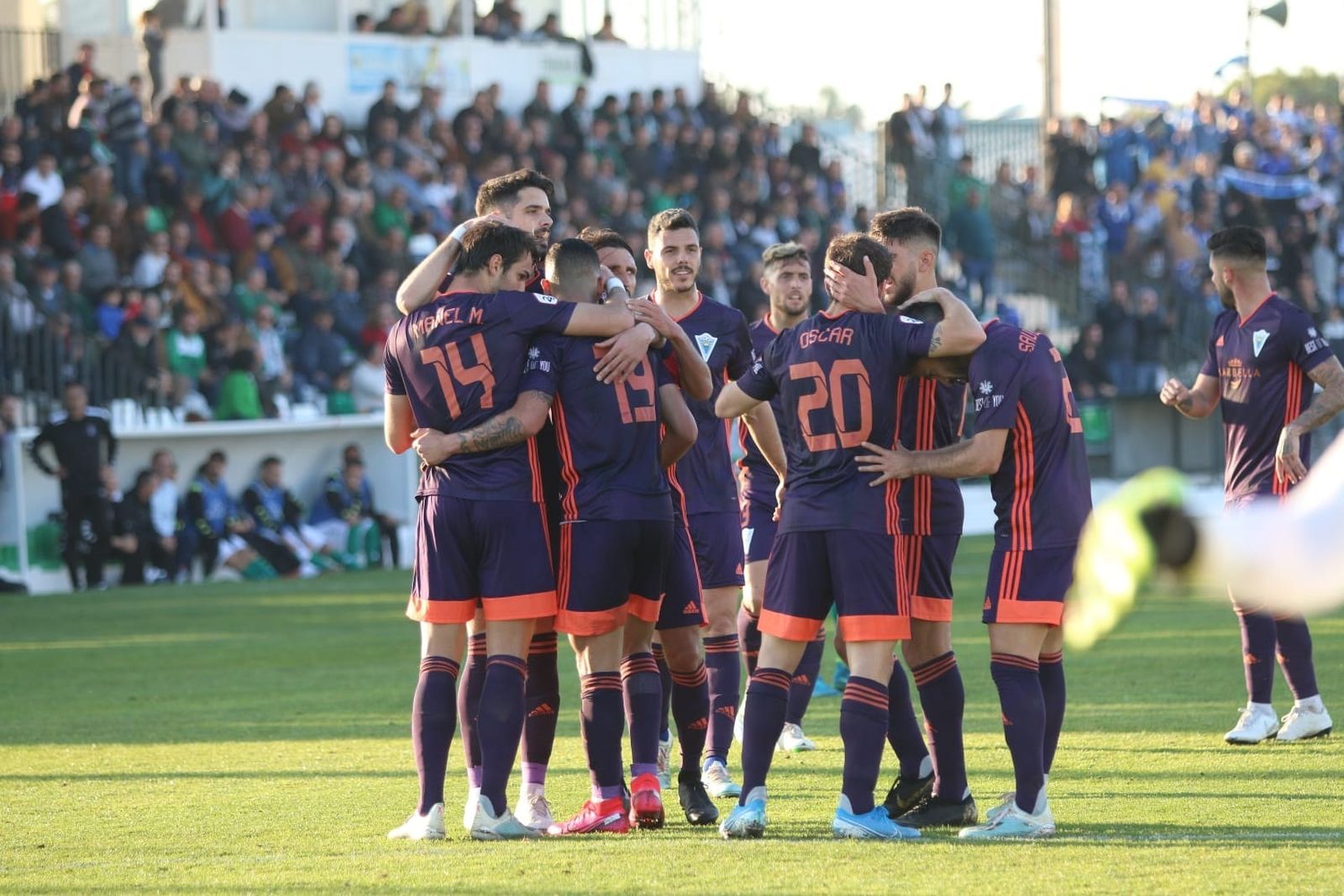 Los blanquillos celebran el gol de Manel que abría la lata.