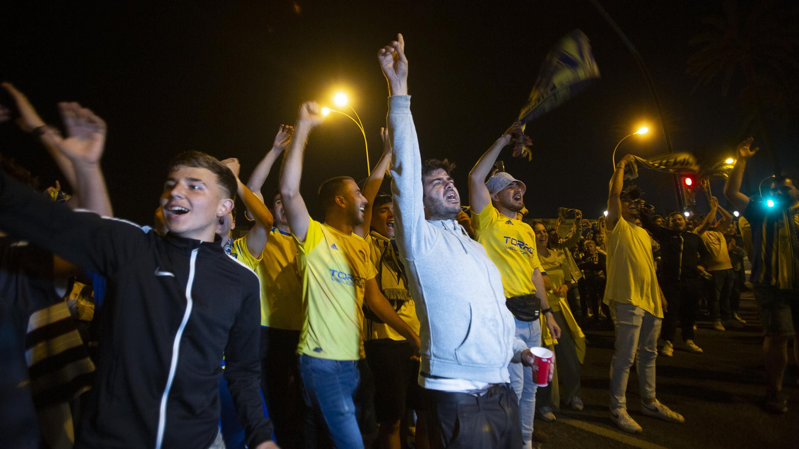 En imágenes el encuentro de los jugadores del Cádiz C.F. y la afición en las Puertas de Tierra.