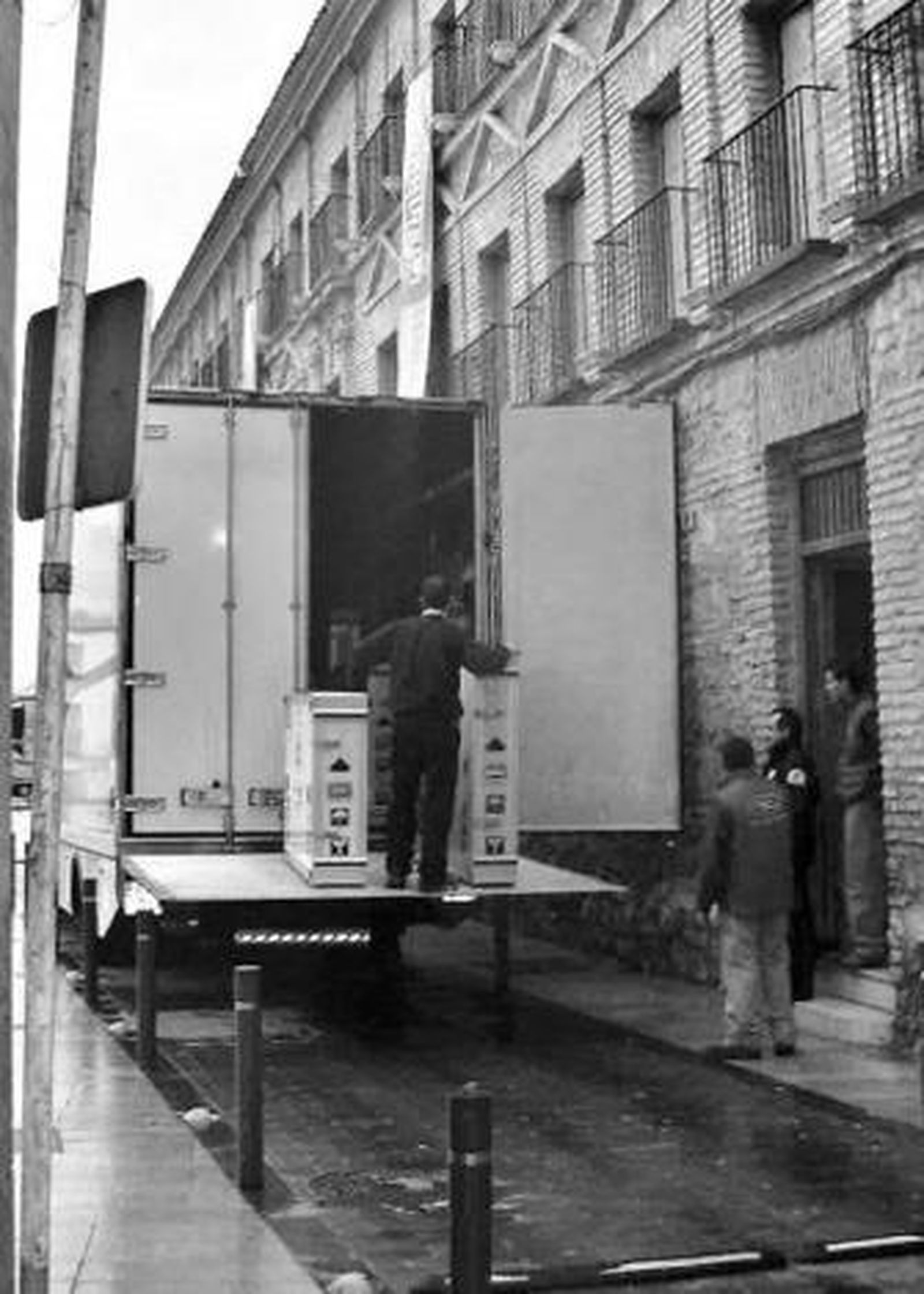 Unos operarios trasladan las pinturas al camión climatizado.