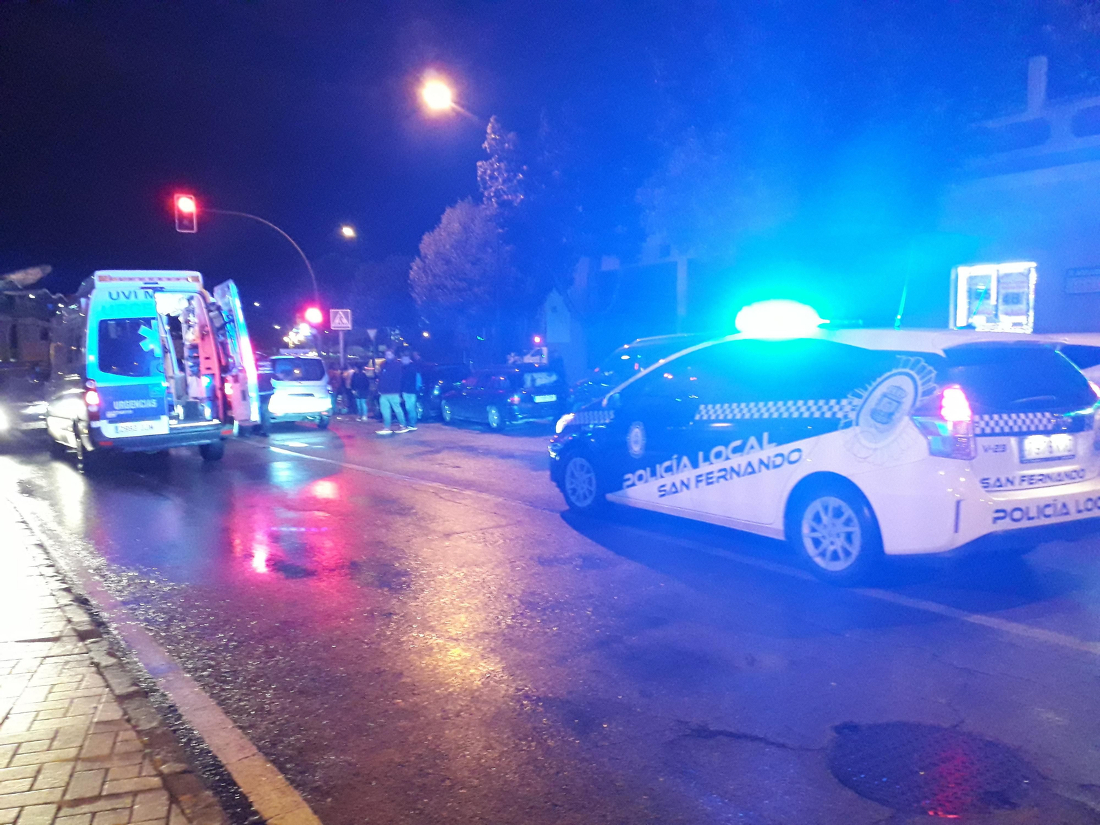 La Policía Local y la ambulancia, en el lugar del accidente.