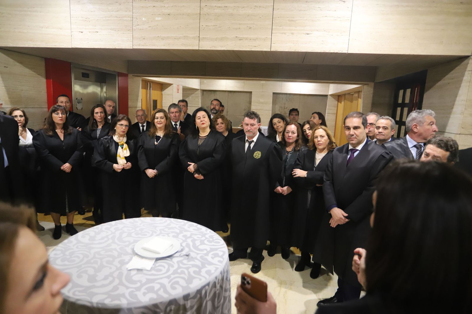 Imágenes del acto de entrega de insignias a los colegiados que cumplen 25 y 50 años en el Ilustre Colegio de Abogados de Huelva.