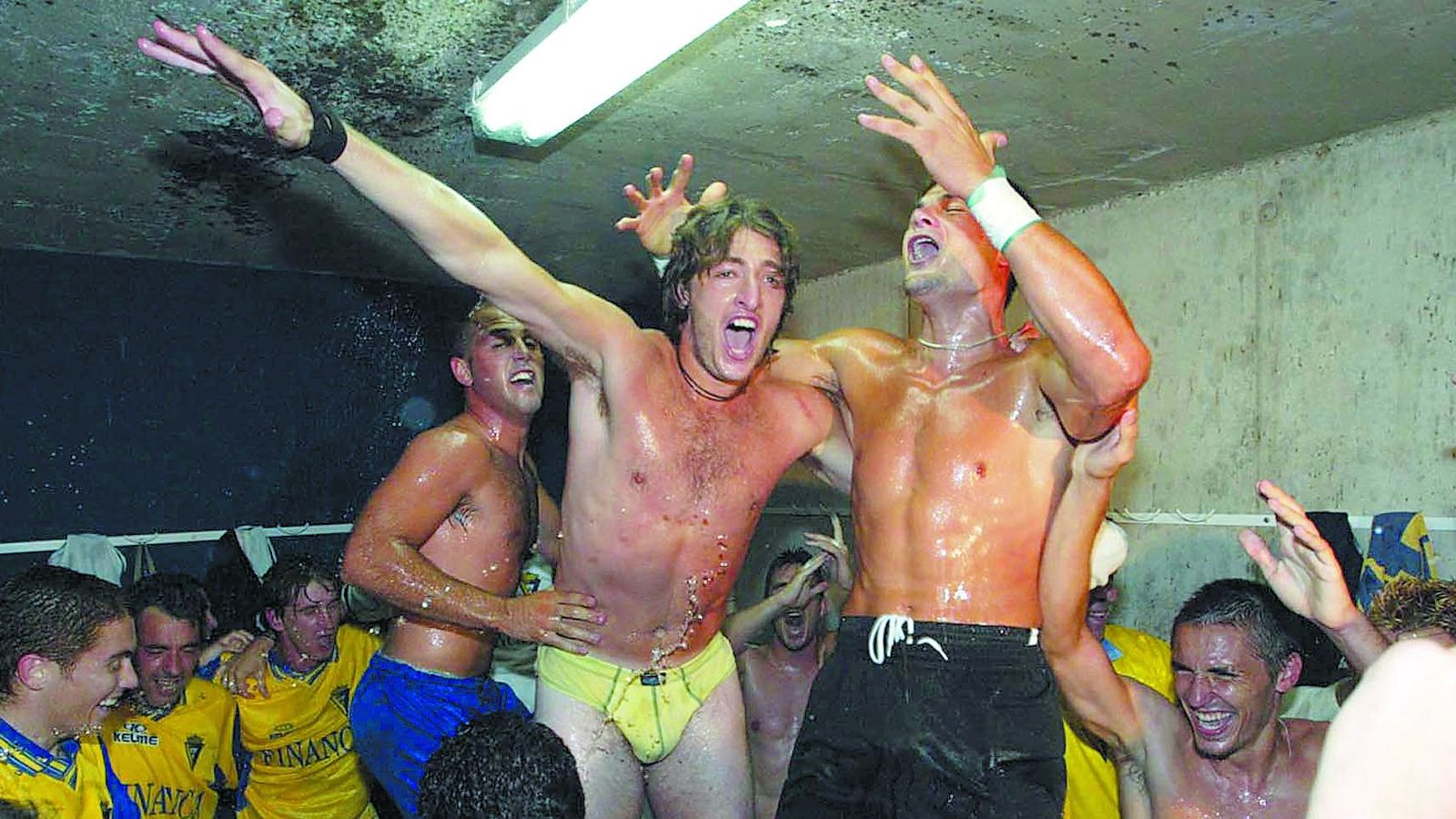 La alegría de los jugadores en el vestuario del campo del Universidad de Las Palmas.