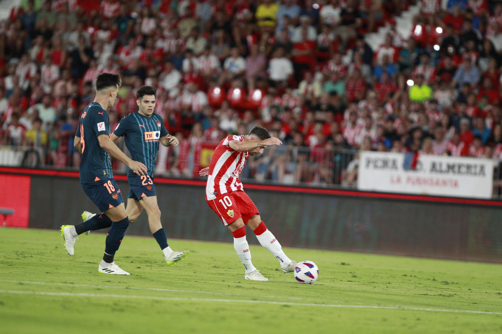 Imágenes del partido de La Liga Ea Sports U.D. Almería-Valencia C.F.