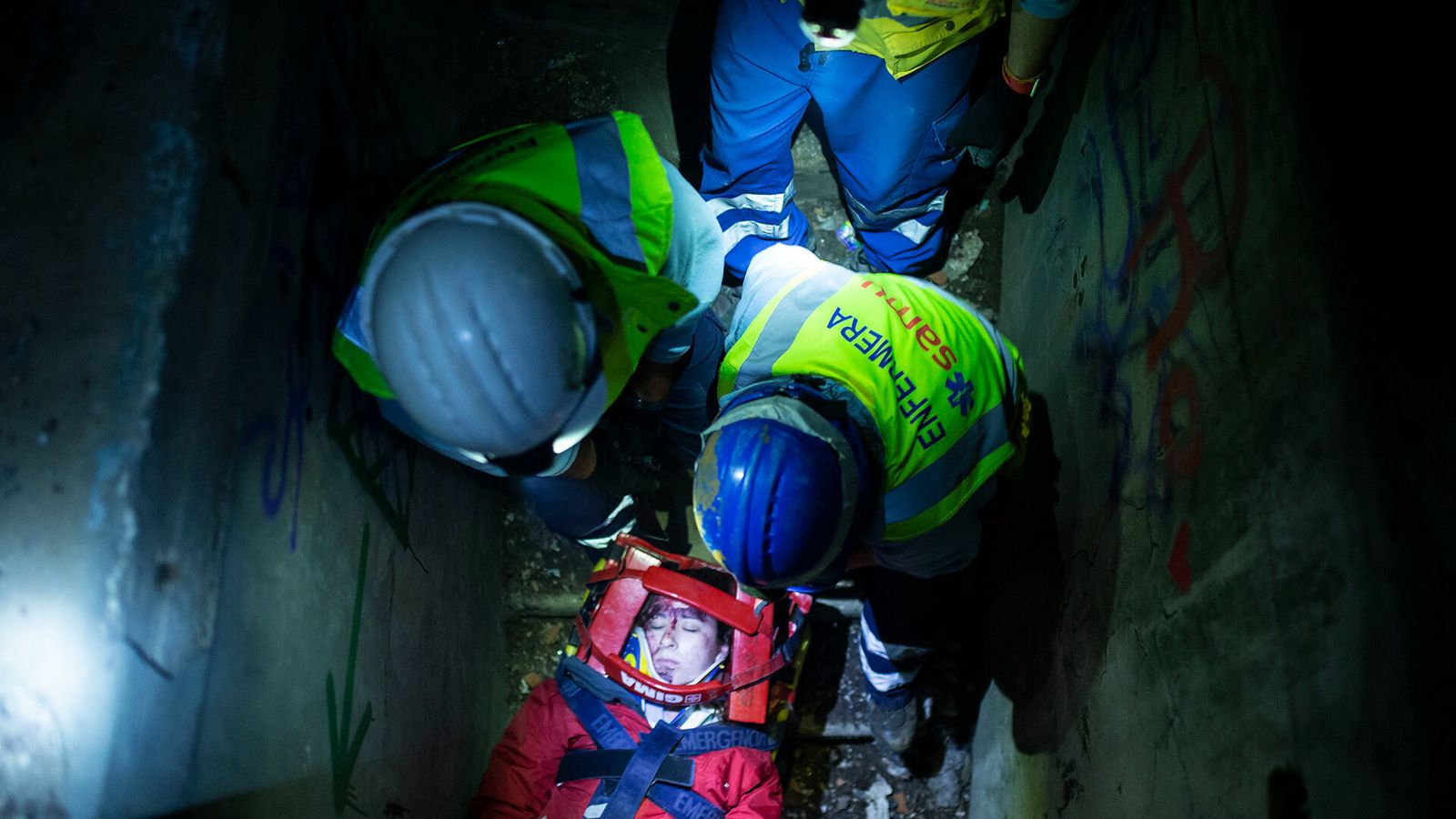 Miembros de SAMU durante el rescate de una víctima.