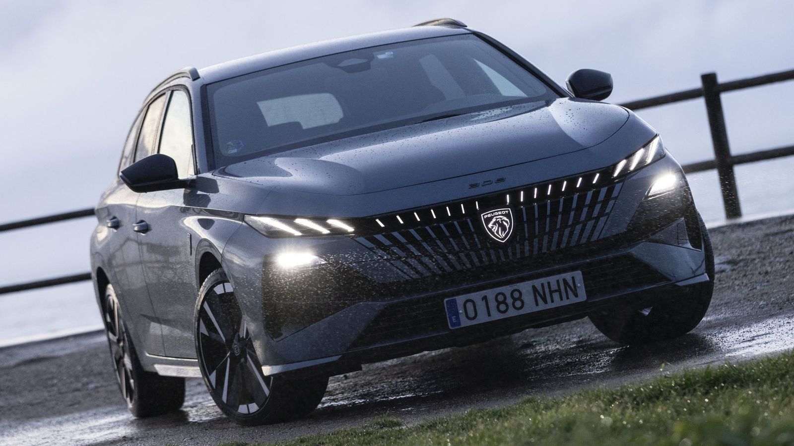 La versión que más cambia es la eléctrica. El E-308 incorpora numerosos cambios como el control con levas de la frenada regenerativa o una mayor capacidad de la batería.