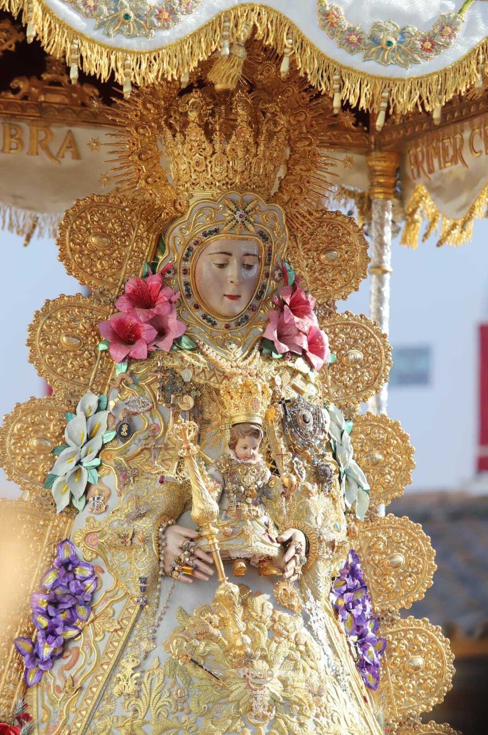 La Virgen del Rocío ha paseado por la aldea luciendo su nueva corona.
